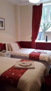 A bed or beds in a room at Mill Dam Guest House 