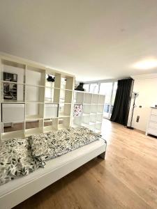 sypialnia z łóżkiem z białą półką w obiekcie Top Monteurwohnung Stuhr-Brinkum mit perfekter Anbindung w mieście Stuhr