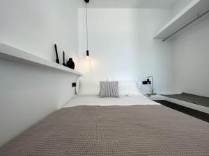 a white room with a large bed in it at Amenti Horizon View in Agkidia