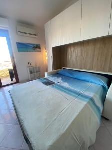 a bedroom with a large bed with a wooden headboard at Casa di Jack I.U.N. R6217 in Quartu SantʼElena