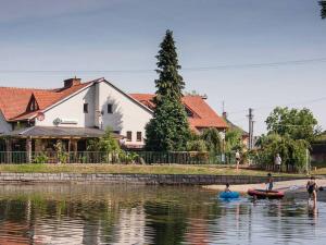 Výhled na řeku, která protéká v blízkosti penzionu