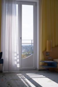 um quarto com uma porta com vista para o oceano em Château Bernhart 