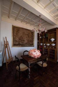 una sala da pranzo con tavolo, sedie e un dipinto di Villa Allegrini a Segni