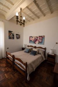 um quarto com uma cama e um lustre em Villa Allegrini em Segni