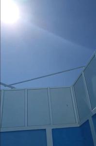 Jijel location F3 avec piscine plein air في جيجل: السقف مع ضوء أزرق في الغرفة
