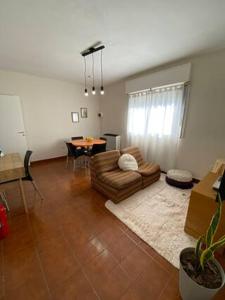 ein Wohnzimmer mit einem Sofa und einem Tisch in der Unterkunft Alójate en el corazón de Trelew, cerca de todo! in Trelew