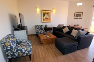 Χώρος καθιστικού στο 1B Unique 2 Bedroom Cerritos Beach Condo