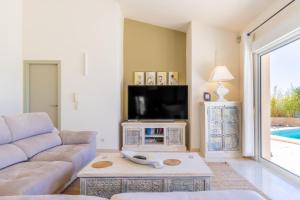 - un salon avec un canapé et une télévision dans l'établissement Altea Hills , Villa Noruega, à Altea