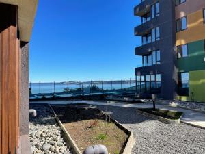 - une vue sur l'océan depuis un bâtiment dans l'établissement Puerto Montt apartamento en playa Pelluco, à Puerto Montt