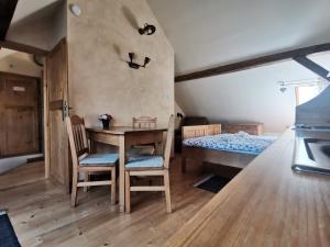 Zimmer mit einem Tisch, Stühlen und einem Bett in der Unterkunft Apartmány U Koudelníka in Kutná Hora