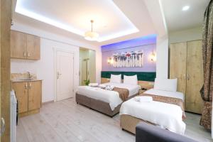 Habitación de hotel con 2 camas y cocina en Loren Hotel&Suites, en Estambul