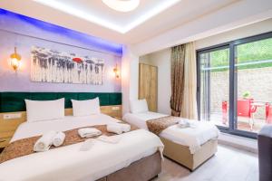 Кровать или кровати в номере Loren Hotel&Suites