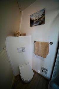 ein Bad mit WC und Handtüchern an der Wand in der Unterkunft Pure Heart Retreat in Cody