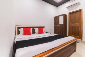 Un pat sau paturi într-o cameră la Capital O 64299 Hotel Suncity