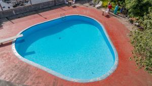 Bazén v ubytování Hotel Azur Conakry nebo v jeho okolí