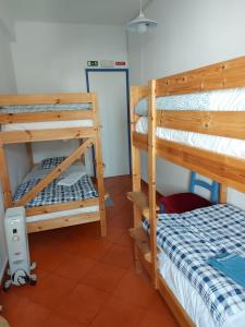 Двухъярусная кровать или двухъярусные кровати в номере Agua de Sonho 2