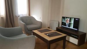TV a/nebo společenská místnost v ubytování Уютный 2-х месный номер с балконом в старом Батуми