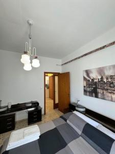- une chambre avec un lit et une peinture murale dans l'établissement Margherita 64, à Pescara