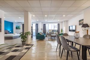 イラクリオン・タウンにあるMaricool Minimal Spacious Downtown Loftのテーブルと椅子とソファのあるリビングルーム