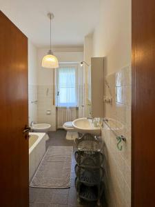 La salle de bains est pourvue de 2 lavabos, d'une baignoire et de toilettes. dans l'établissement Margherita 64, à Pescara