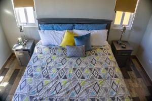 San Carlosにある1C Casa 1 Sea Penthouse, Cerritos Beach Condoのベッドルーム1室(ベッド1台、ナイトスタンド2台、テーブル2台付) +18枚の写真