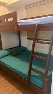 Двуетажно легло или двуетажни легла в стая в 2BR with Fast Wi-Fi and Free Parking