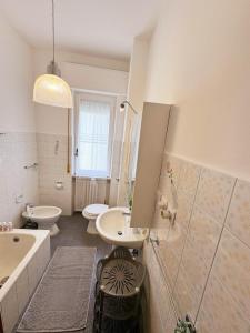 La salle de bains est pourvue d'une baignoire, de toilettes et d'un lavabo. dans l'établissement Margherita 64, à Pescara