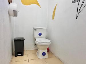 Ванная комната в La Tribu Boutique Hostel for women