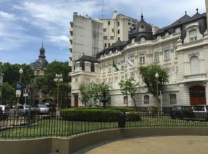 ein großes Gebäude mit einem Zaun davor in der Unterkunft Av.Alvear/Patio Bullrich/Four Seasons Hotel area. in Buenos Aires
