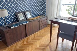 ein Zimmer mit einem Schreibtisch mit zwei Bildern darauf in der Unterkunft Av.Alvear/Patio Bullrich/Four Seasons Hotel area. in Buenos Aires