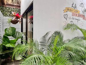 Сад в La Tribu Boutique Hostel for women