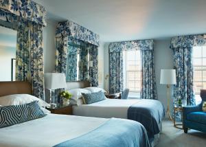 une chambre d'hôtel avec deux lits et une chaise dans l'établissement The Eliot Hotel, à Boston