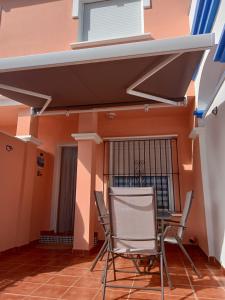 toldo sobre una mesa y sillas en una habitación en Casa Calypso San Juan de los Terreros, en San Juan de los Terreros