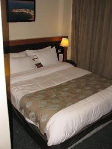 a large bed in a hotel room at Jameel Guest House in At-Tafilah