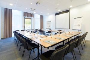 une grande salle de conférence avec une grande table et des chaises dans l'établissement Campanile Lyon Centre - Gare Perrache - Confluence, à Lyon