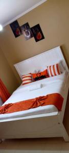 Postel nebo postele na pokoji v ubytování Floral BnB accommodation + 1 fotografie