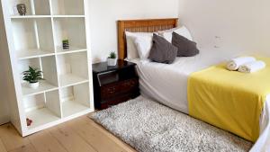 ein Schlafzimmer mit einem Bett und einem Bücherregal in der Unterkunft Kirkgate Aprt4 - Duplex Relocations in Wakefield