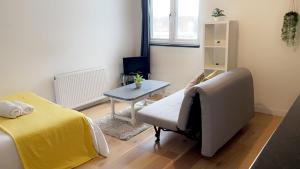 - une chambre avec un lit, une table et une chaise dans l'établissement Kirkgate Aprt4 - Duplex Relocations, à Wakefield