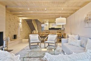 uma sala de estar com um sofá e uma sala de jantar em Luderna - Casa Val de Ruda IV des Artiguetes em Baqueira-Beret