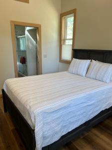 ein Schlafzimmer mit einem großen Bett in einem Zimmer in der Unterkunft HideAway Chalet in Bend