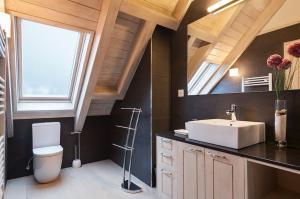 uma casa de banho com um lavatório, um WC e janelas em Luderna - Casa Val de Ruda IV des Artiguetes em Baqueira-Beret