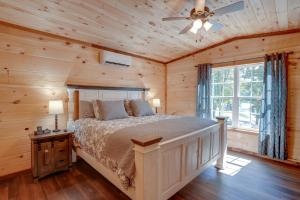 - une chambre avec un lit et un ventilateur de plafond dans l'établissement Lakeside Trenton Cabin on 7-Acre Property!, à Trenton