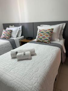 duas camas com toalhas num quarto em Studio 606 - Expetacular em Ribeirão Preto