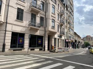 a city street with a crosswalk in front of a building at Aris Ultracentral&Cozy Studios PIATA UNIRII in Iaşi
