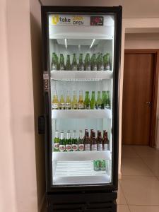 um frigorífico cheio de garrafas de cerveja em Studio 606 - Expetacular em Ribeirão Preto