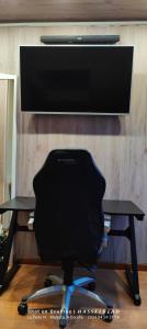 un monitor de ordenador sobre un escritorio en La Perla Negra, en Malpica de Bergantiños