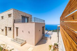 une maison avec vue sur l'océan dans l'établissement Villa Orion, à Tsoukaladhes