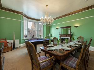 una sala da pranzo con tavolo e tavolo da biliardo di 5 Bed in Melrose 79418 a Melrose