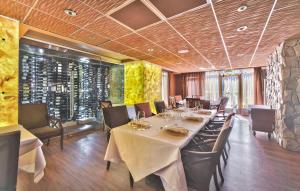 A restaurant or other place to eat at Westgate 1BR with private balcony, mountain views, resort amenities, multiple pools, tennis, spa 3912A