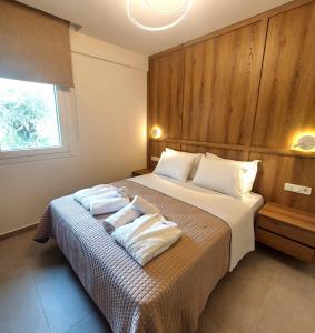 - une chambre avec un lit et 2 serviettes dans l'établissement Athasi Resindences, à Thasos